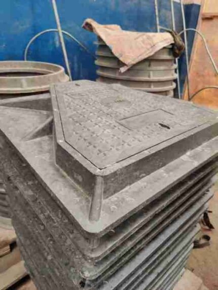 Resintuff 700mm x 700mm Triangular Manhole Cover, 40 Ton D400 Rating